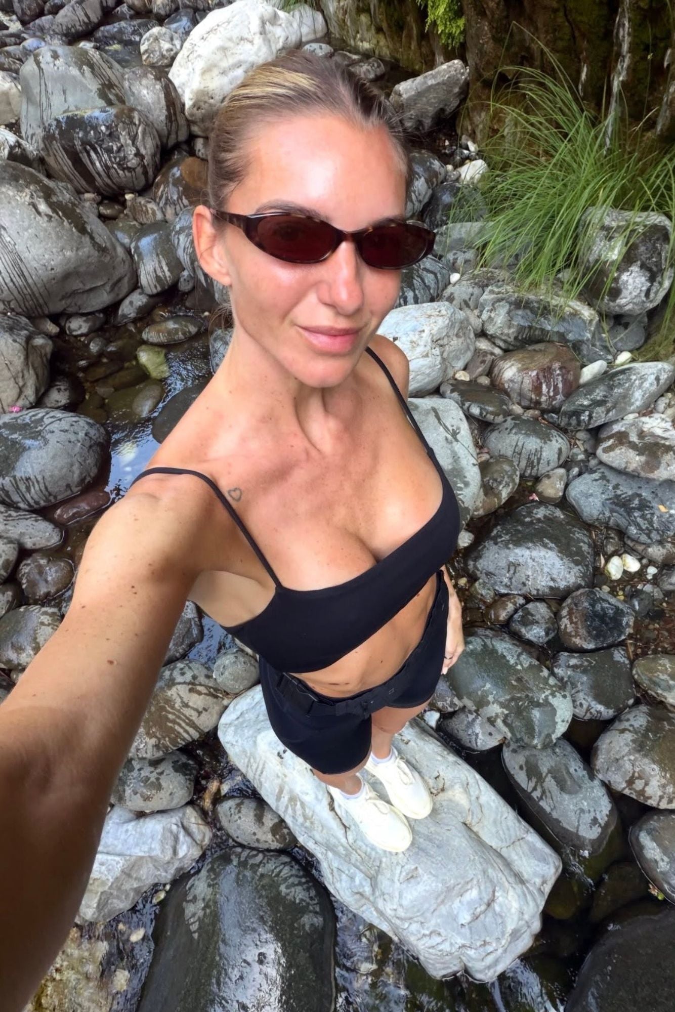 11ELEGANT SPORTS BRA hover