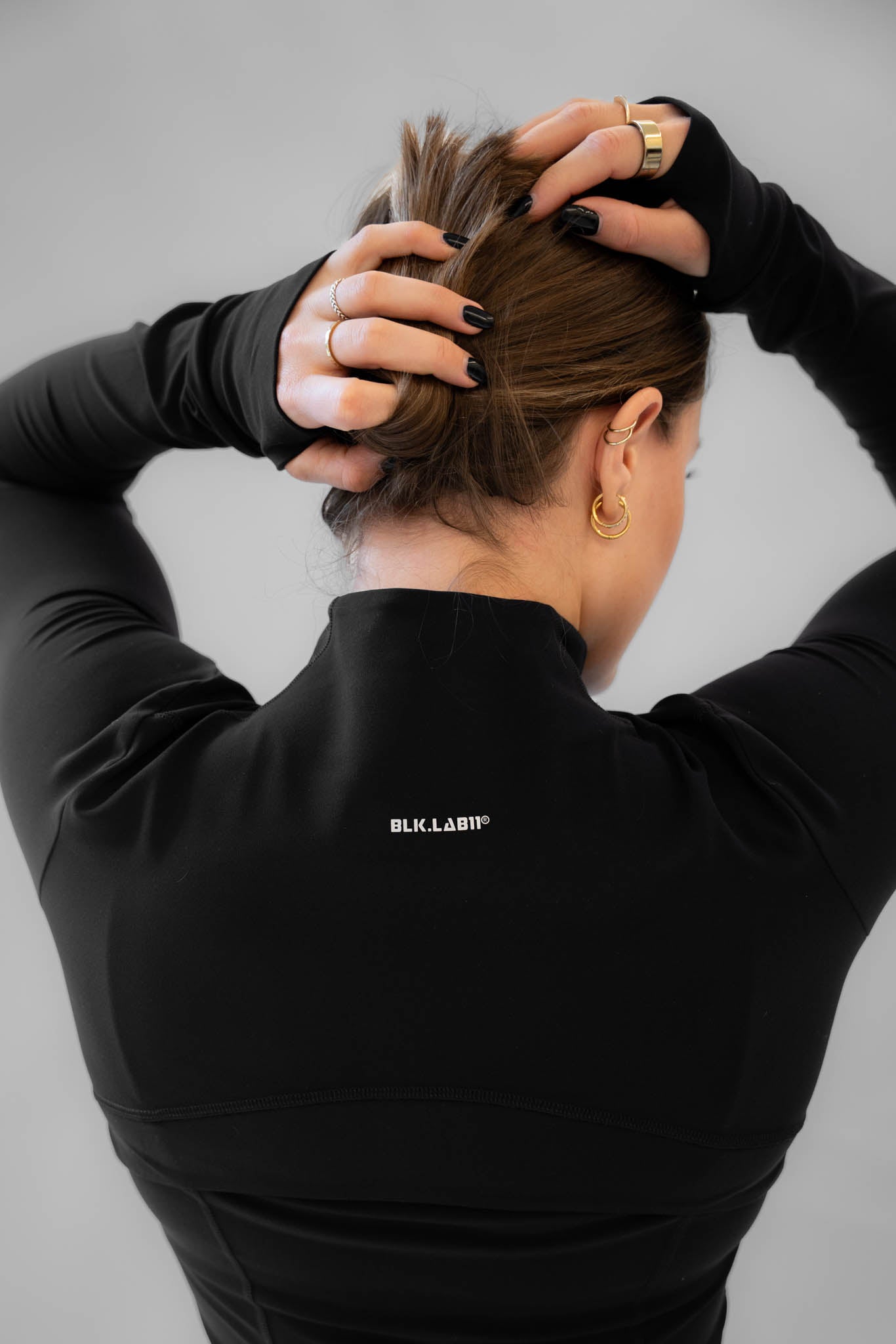 Bagfra billede af sort sculpting zip jacket med BLK.LAB11 logo på ryggen.