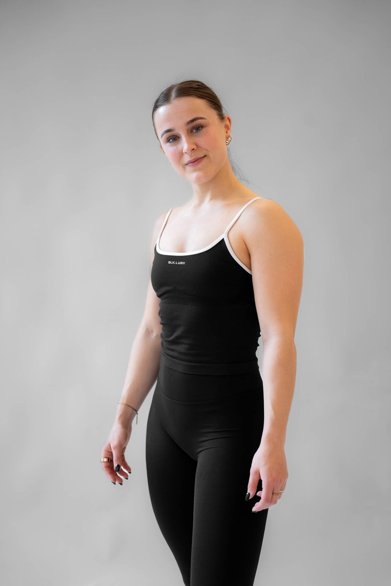 Seamless spaghetti top with built-in bra – 11CONTRAST STRING TOP